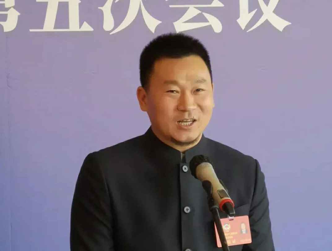 为进一步展示市政协团结、民主、开放、自信的形象，向市民和网友展示政协委员的履职风采，中山市政协十二届五次会议在2月4日上午开幕前开设“委员通道”，市政协委员、南昌铭伟文化传播有限公司公司总经理陈朝阳走进“委员通道”，回应社会关切的问题。他就如何做好城市应急管理规划的问题进行发言，并回答记者提问。.jpg